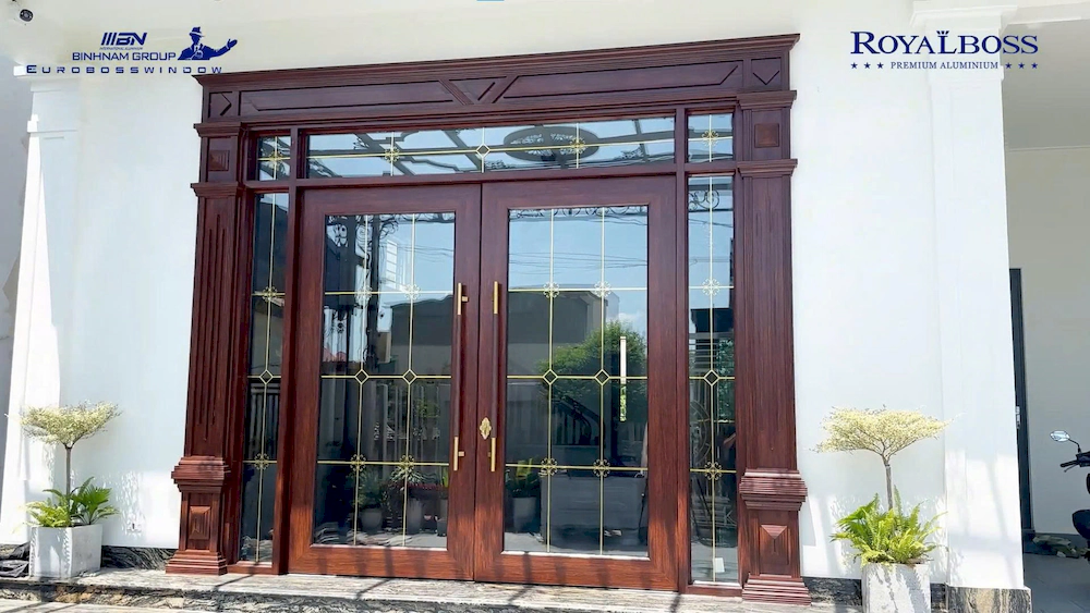 Công trình cửa nhôm thủy lực Royalboss màu vân gỗ trắc kích thước cửa 3,4 x 3m