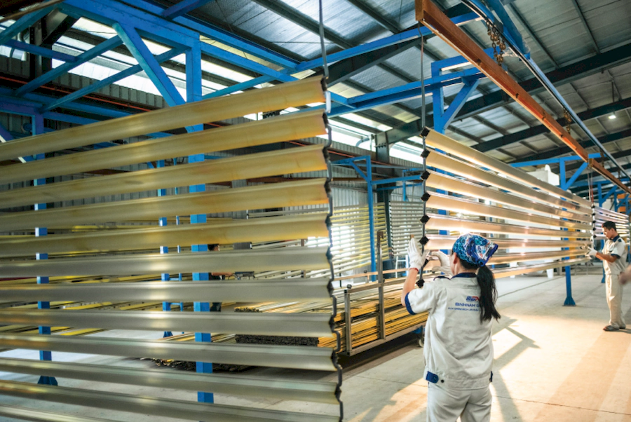 Treo hàng và đưa vào buồng sấy