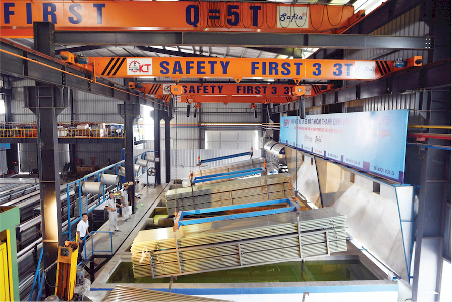 Có 2 cách xử lý bề mặt nhôm là sơn tĩnh điện và phủ phim vân gỗ (Nguồn: Bình Nam Group)