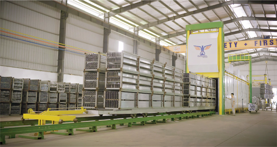 Do nhôm sau khi đùn ép rất mềm, các thanh nhôm được đưa vào lò “Hóa già” để tăng độ cứng (Nguồn: Bình Nam Group)