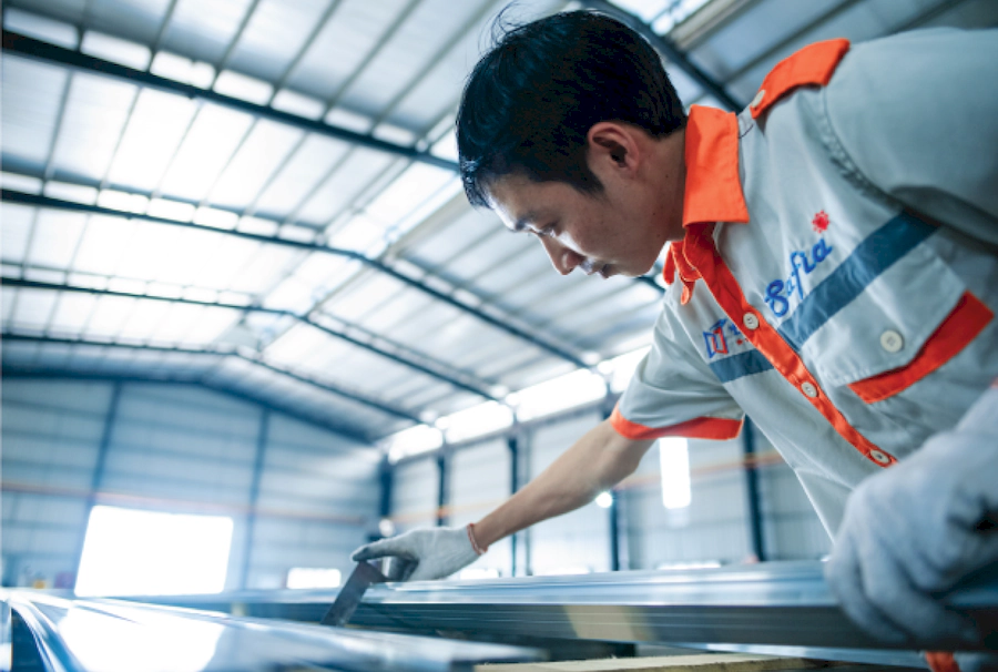 Kiểm tra chất lượng thành phẩm nhôm (Nguồn: Bình Nam Group)