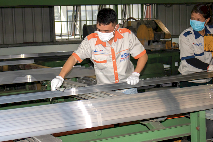 Sau khi xử lý độ cứng, nhân viên kỹ thuật sẽ kiểm tra chất lượng sản phẩm (Nguồn: Bình Nam Group)