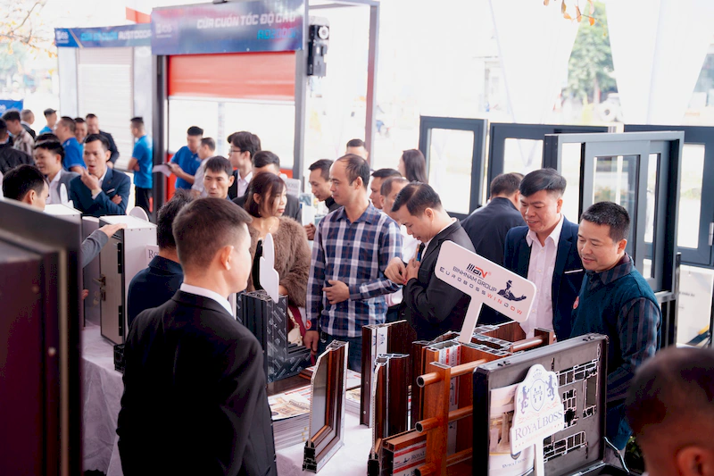 Trưng bày sản phẩm nhôm Royalboss tại nhà phân phối Trường Yến Quảng Ninh