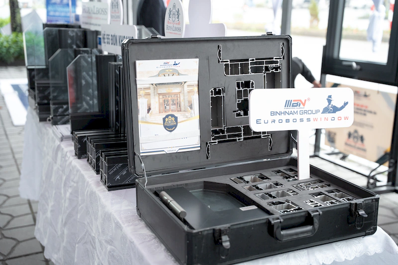 Trưng bày sản phẩm nhôm Royalboss tại nhà phân phối Trường Yến Quảng Ninh