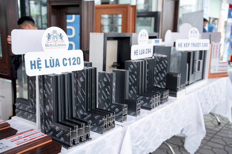 Trưng bày sản phẩm nhôm Royalboss tại nhà phân phối Trường Yến Quảng Ninh