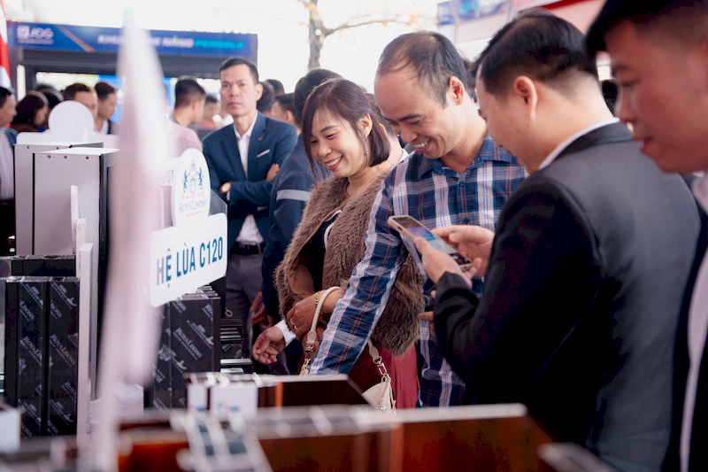 Trưng bày sản phẩm nhôm Royalboss tại nhà phân phối Trường Yến Quảng Ninh