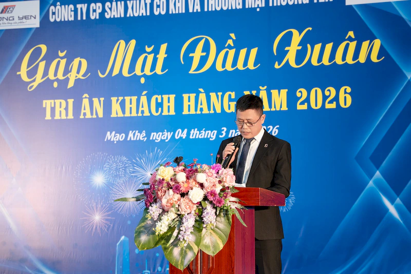 Giám đốc kinh doanh khu vực miền Bắc đại diện nhà máy nhôm Bình Nam lên phát biểu