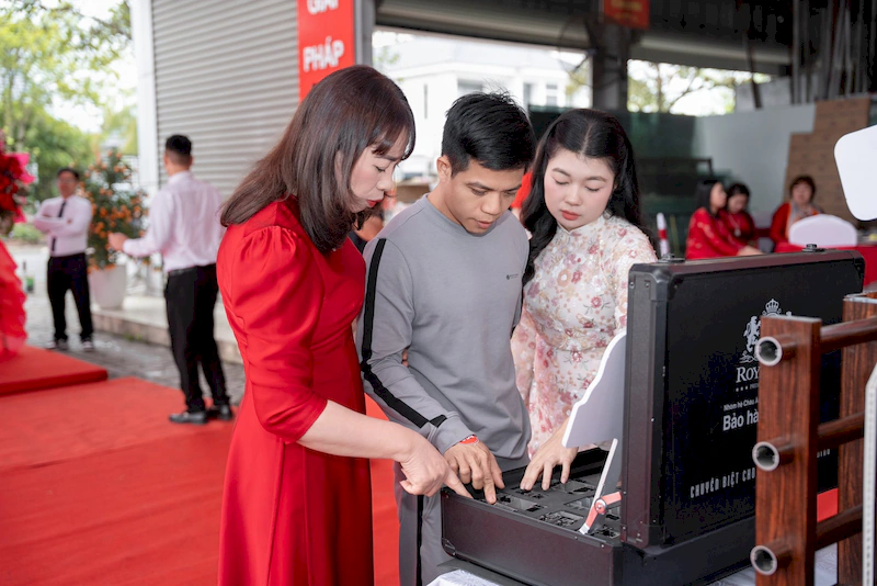 Trưng bày sản phẩm nhôm Royalboss tại nhà phân phối Trường Yến Quảng Ninh