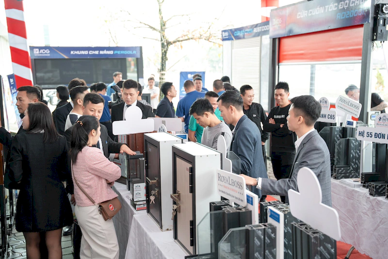 Trưng bày sản phẩm nhôm Royalboss tại nhà phân phối Trường Yến Quảng Ninh