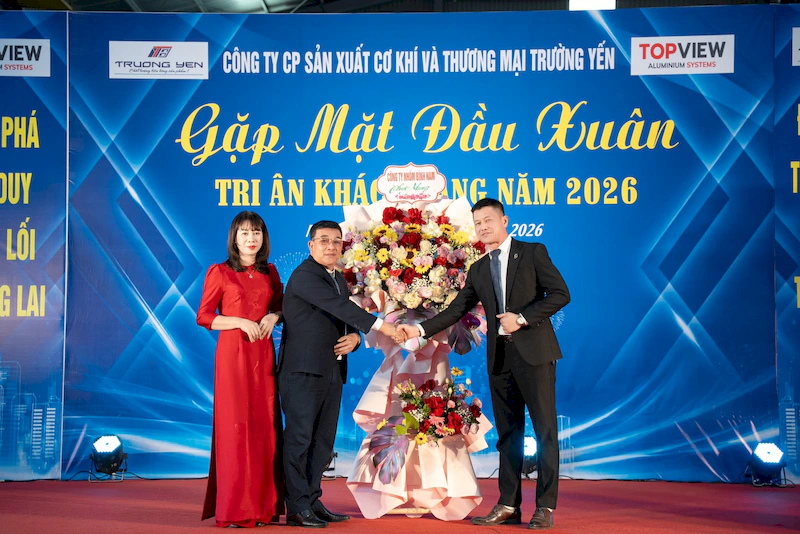 Nhà máy nhôm Bình Nam tặng hoa đối tác chủ tịch công ty Trường Yến