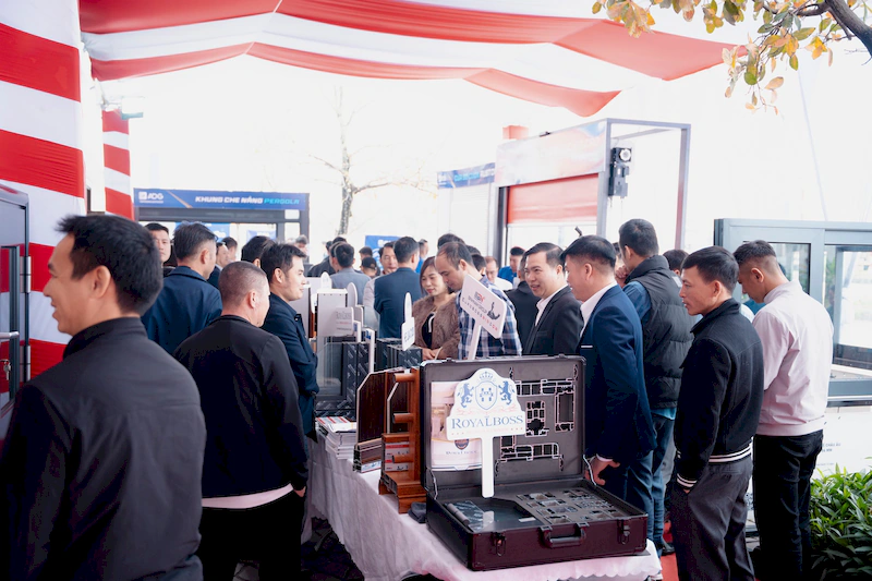 Trưng bày sản phẩm nhôm Royalboss tại nhà phân phối Trường Yến Quảng Ninh