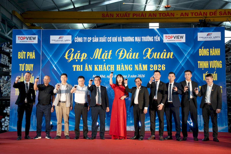 Nâng ly khai tiệc, chúc mừng năm 2026 đầy hứa hẹn