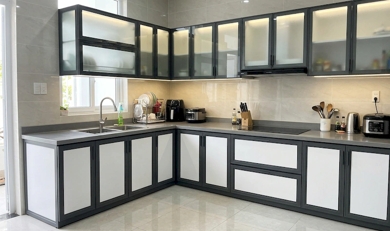 Tủ bếp nhôm kính (Nguồn ảnh: Bình Nam Group)